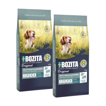 Zwei Säcke Bozita Hundefutter, beschriftet mit "Adult Sensitive/Sensibel" mit Lamm und Reis, mit einem glücklichen Hund auf der Vorderseite.