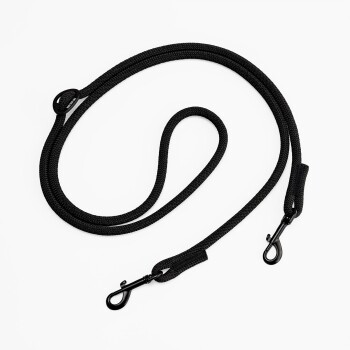 Schwarze geflochtene Nylon-Doppelleine mit zwei Wirbelkarabinern und Schlaufenhandgriff vor weißem Hintergrund.