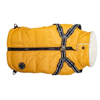 Gelbe gepolsterte Hundejacke mit schwarzen Geschirrriemen und einem weichen weißen Futter, mit einem runden Logo an der Seite.