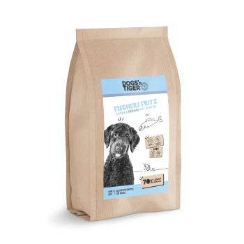 Braune Papiertüte mit Hundefutter, beschriftet mit "Fischers Fritz" mit Lachs und Hering, mit einem Hundebild und "70% Lachs & Hering."