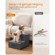 Kleiner weiß-brauner Hund auf grauer Haustiertreppe mit zwei Stufen neben einer Couch; sichtbarer Text: „Design mit geringer Neigung“, „Unsere“, „Andere“.