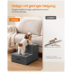Kleiner weiß-brauner Hund auf grauer Haustiertreppe mit zwei Stufen neben einer Couch; sichtbarer Text: „Design mit geringer Neigung“, „Unsere“, „Andere“.