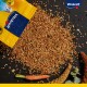 Un sac de graines pour oiseaux Vitakraft renversé sur une surface sombre, entouré de graines colorées et d'une petite carotte.