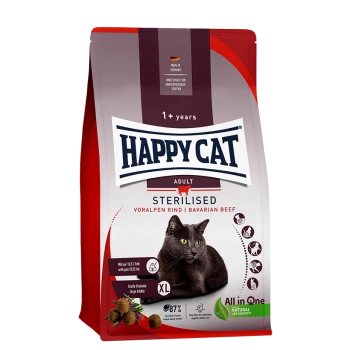 Glückliche Katze Erwachsene sterilisiertes Katzenfutterbeutel mit einer schwarzen Katze, mit Text, der bayerisches Rindfleisch hervorhebt, geeignet für Katzen ab 1 Jahr.
