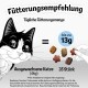 Schwarz-weiße Katze mit einer Hand, die Leckerlis anbietet, zeigt Fütterungsempfehlung: 'Erwachsene Katze (4kg) = bis zu 13g (35 Stück).'