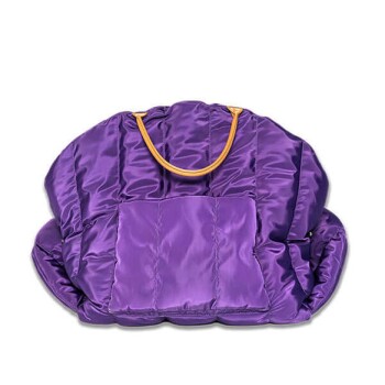 Lila Haustiertragetasche mit einem gesteppten Design und orangefarbenen Griffen, mit einer großen Fronttasche.