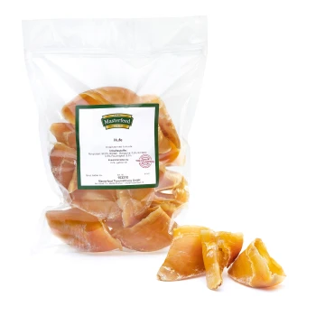 Eine klare Plastiktüte mit getrockneten Pferdehufen, beschriftet mit "Masterfeed Hufe," mit einer weißen und grünen Zutatenliste und Nährwertinformationen.