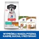 Torba karmy dla psów Hill's Science Plan oznaczona "Idealna waga i aktywna mobilność" z torebkami przysmaków "Zdrowa waga" i "Zdrowa mobilność."