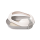 Eine moderne, oval geformte Katzentoilette in sanften Beige- und Grautönen, mit offenem Oberteil und einem angehängten Schaufel mit Schlitzen.