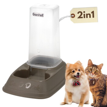 GarPet 2in1 Futterspender mit klarem Vorratsbehälter und braunem 'Eat & Drink'-Sockel, abgebildet mit einem Pomeranian und einer getigerten Katze.