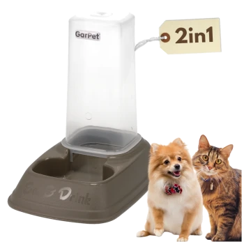 GarPet 2in1 Futterspender mit klarem Vorratsbehälter und braunem 'Eat & Drink'-Sockel, abgebildet mit einem Pomeranian und einer getigerten Katze.