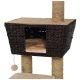 Arbre à chat avec une cachette tissée en brun foncé, un coussin beige doux à l'intérieur, et un jouet pom-pom suspendu sur un poteau en sisal.