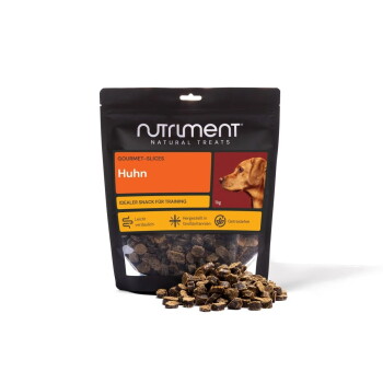 Schwarze Tüte von Nutriment Natural Treats mit Aufdruck ‚Huhn‘ Gourmet-Slices (1 kg), Hundeabbildung und einem Haufen brauner Trainingsleckerli.