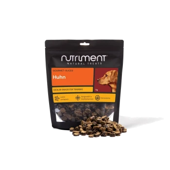 Schwarze Tüte von Nutriment Natural Treats mit Aufdruck ‚Huhn‘ Gourmet-Slices (1 kg), Hundeabbildung und einem Haufen brauner Trainingsleckerli.