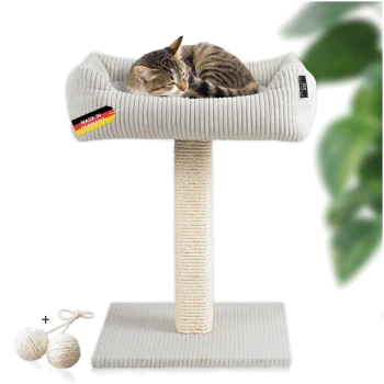 Ein gemütliches Katzenbett mit einem gestreiften Kissen und einem Kratzbaum, mit einem "Made in Germany"-Etikett, neben zwei Spielbällen.