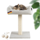 Ein gemütliches Katzenbett mit einem gestreiften Kissen und einem Kratzbaum, mit einem "Made in Germany"-Etikett, neben zwei Spielbällen.