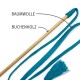 Ein Katzenspielzeug mit einem Holzstab, der mit "BUCHENHOLZ" beschriftet ist, und einer türkisfarbenen Baumwollschnur, die mit "BAUMWOLLE" beschriftet ist, mit einem Quastende.