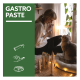 Person bietet einer sitzenden Katze am Fenster eine Tube Gastro-Paste an; grünes Feld mit Aufschrift 'GASTRO PASTE' sowie Tube- und Schüssel-Symbole.