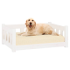 Ein Golden Retriever, der glücklich auf einem gemütlichen, cremefarbenen Hundebett mit einem weißen Holzrahmen liegt.