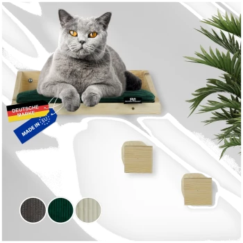 Graue Katze mit orangen Augen, ruhend auf einem hölzernen Wandregal mit grünem Kissen, Etiketten mit der Aufschrift „Deutsche Marke“ und „Made in EU“.