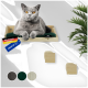 Graue Katze mit orangen Augen, ruhend auf einem hölzernen Wandregal mit grünem Kissen, Etiketten mit der Aufschrift „Deutsche Marke“ und „Made in EU“.