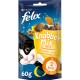 Bunte Felix Knabber Mix Katzenleckerlitasche mit einer verspielten schwarz-weißen Katze, die Käsesorten auflistet und "ca. 2 kcal pro Snack." 60g.