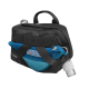 Schwarze und blaue Haustierreisetasche mit einem Griff, ausgestattet mit einem Reißverschlussfach und einem Halter für eine Wasserflasche.