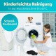 Ein Kind legt einen grünen und grauen Gegenstand in eine Waschmaschine mit einem kleinen Hund oben drauf. Text: "Kinderleichte Reinigung" und "Schnelltrocknend."