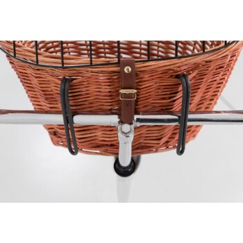 Eine Nahaufnahme eines Korb-Haustierträgers aus Rattan, der an einem verchromten Metallrahmen befestigt ist, mit einem Ledergriff und schwarzen Clips.