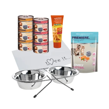PREMIERE Mischfütterungspaket für Kitten Eine Sammlung von Haustierbedarf: drei Dosen Kittenfutter, eine Multivitaminröhre, Leckerlis und eine Edelstahlschüssel auf weißem Hintergrund.