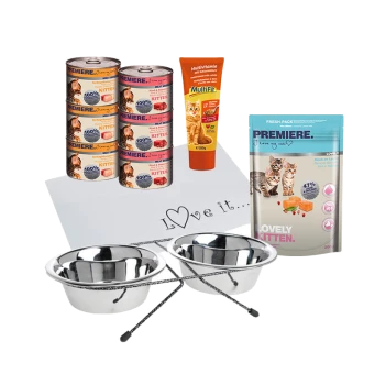 Eine Sammlung von Haustierbedarf: drei Dosen Kittenfutter, eine Multivitaminröhre, Leckerlis und eine Edelstahlschüssel auf weißem Hintergrund.