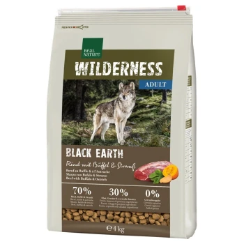 4kg Sack Real Nature Wilderness Black Earth Hundefutter mit einem Wolf im Wald. Etikett: "70% Fleisch, 30% Pflanze, 0% Getreide."