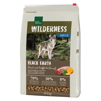 4kg Sack Real Nature Wilderness Black Earth Hundefutter mit einem Wolf im Wald. Etikett: "70% Fleisch, 30% Pflanze, 0% Getreide."