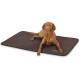 Ein brauner Hund, der auf einer dunkelbraunen Tiermatte ruht, mit dem Markennamen "Kruuse", der am Rand der Matte sichtbar ist.