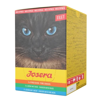 Nahaufnahme einer schwarzen Katze mit blauen Augen neben einem Josera Katzenfutter-Multipack mit Hühnchen-, Enten- und Lachs-Geschmack.