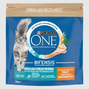 Emballage de nourriture pour chat Purina ONE Bifensis, mettant en avant un chat gris, souligne les avantages pour les chats stérilisés d'intérieur, avec du poulet comme ingrédient principal.