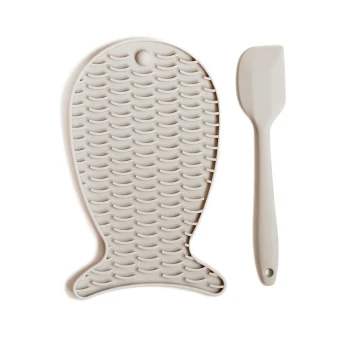 Silicone Haustierpflege-Werkzeugset mit einer fischförmigen Matte mit strukturierter Oberfläche und einem passenden Spatel für einfache Reinigung.