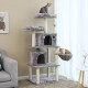 Ein hoher, grauer Katzenbaum mit zwei Katzen: einer grauen getigerten Katze, die oben sitzt, und einer orangefarbenen Katze, die in einem hängenden Korb entspannt.