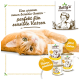 Eine orangefarbene Katze liegt neben verschiedenen Dosen und Beuteln von Betty's Landhausküche Katzenfutter, das "Mono-Protein" und "jetzt testen" bewirbt.