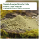 Grünes Kräuterpulver auf einer natürlichen Oberfläche mit dem Text: "Spezielle Mischung aus lokalen Kräutern - Rein natürliche Mischung."