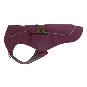 Eine kastanienbraune Hundejacke mit reflektierenden Details, ausgestattet mit einer Tasche für Kotbeutel, auf einem weißen Hintergrund präsentiert.