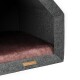 Ein gemütliches Haustierhaus mit einem dunkelgrauen Filz-Außenmaterial und einem weichen, burgunderfarbenen Kissen innen, mit einem Etikett, das "rexproduct.com" liest.