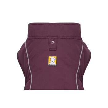 Nahaufnahme einer kastanienbraunen Hundejacke mit einem Ruffwear-Logo und einer Hundillustration, die ihr stilvolles Design und die Nähte hervorhebt.