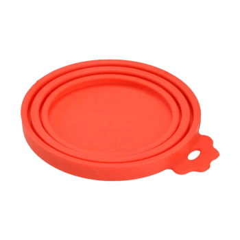 Couvercle en silicone rouge pour nourriture pour animaux avec un design circulaire et une petite poignée pour un retrait facile.