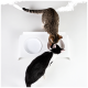 Draufsicht auf zwei Katzen (getigert und schwarz-weiß), die aus einem weißen Doppelnapf fressen; eine Schale ist leer.