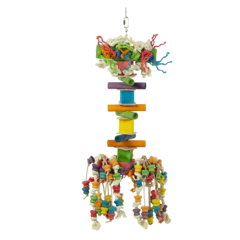 Buntes Vogelspielzeug mit Holzblöcken, Seilen und Perlen, entworfen zum Kauen und Spielen, mit einem Metallhaken zum Aufhängen.