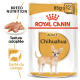 Emballage de nourriture pour chiens Royal Canin Adult Chihuahua, avec une illustration d'un chien Chihuahua, avec du texte mettant en avant la nutrition de la race et la texture adaptée.