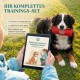 Rote Trainingstasche für Hunde auf einem Kiesweg, mit dem Text 'Eine exzellente Hilfe für's Rückruftraining' darüber.