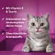 Eine verspielte graue getigerte Katze leckt sich die Lippen vor einem lila Hintergrund mit Text über Vitamin E, Taurin und ohne künstliche Aromen.
