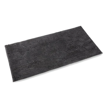 Dunkelgraue, rechteckige Chenille-Mikrofaser-Badematte für Haustiere mit dichtem, strukturiertem Flor vor weißem Hintergrund.